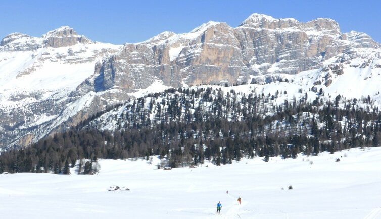 RS C skitourengeher bei stoeres alta badia dahinter fanesgruppe